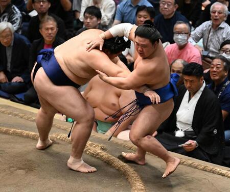大の里（左）が寄り切りで藤ノ川を下す