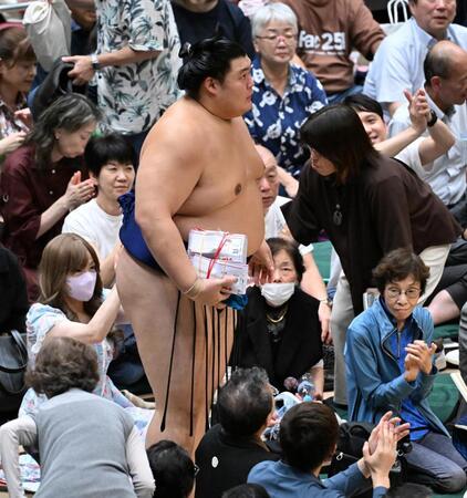 藤ノ川を下し、懸賞金を手に引き揚げる大の里