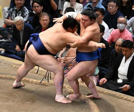 大の里（左）が寄り切りで藤ノ川を下す