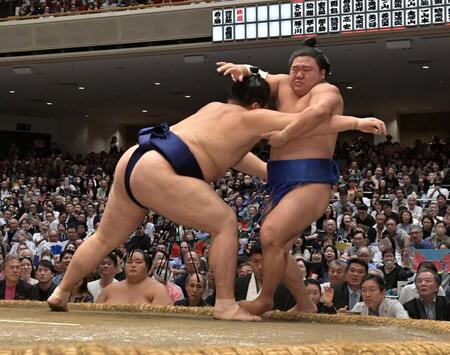 藤ノ川（右）を寄り切りで下した大の里（撮影・持木克友）