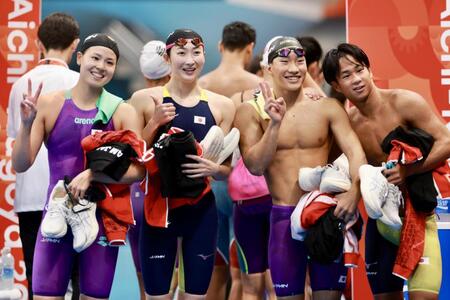 混合４００ｍメドレーリレー決勝で銀メダルを獲得した（左から）池本凪沙、池江璃花子、大橋信、竹原秀一（撮影・伊藤笙子）