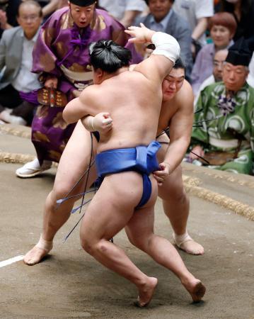 　大の里（奥）が寄り切りで藤ノ川を下す＝両国国技館