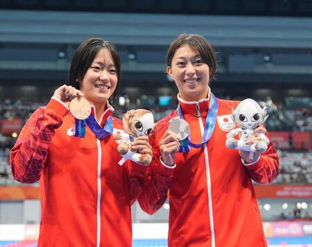 女子１００メートル平泳ぎで銀メダルの鈴木聡美（右）と銅メダルの加藤心冨