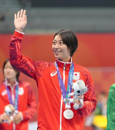 女子１００メートル平泳ぎで銀メダルを獲得した鈴木聡美