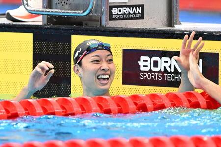 女子１００メートル平泳ぎ決勝を終え、笑顔を見せる２位の鈴木聡美