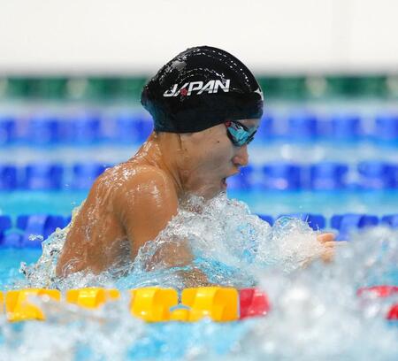 女子１００メートル平泳ぎ決勝　力泳する加藤心冨