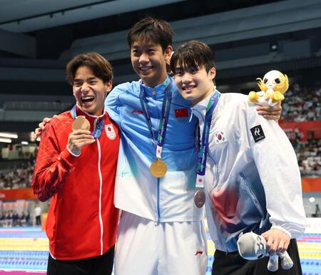 男子２００ｍ自由形の表彰を終え、笑顔を見せる（左から）村佐達也、張展碩、キム・ヨンボム（撮影・伊藤笙子）