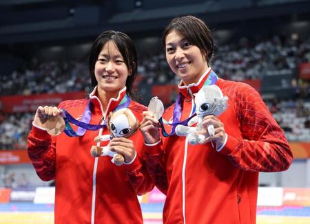女子１００ｍ平泳ぎの表彰を終え、メダルを手に笑みを浮かべる加藤心冨（左）と鈴木聡美（撮影・伊藤笙子）