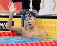 　レースを終え歓声に応える小島夢貴