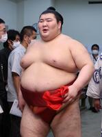 支度部屋に戻った熱海富士＝２２日