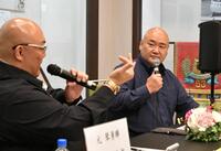 トークショーを行う甲山親方（右）と司会を務める荒磯親方（撮影・持木克友）