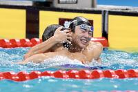 男子１００ｍバタフライ決勝を制し、松元克央（左）と抱き合う光永翔音（撮影・伊藤笙子）