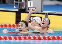 男子１００ｍバタフライ決勝を制し、ガッツポーズの光永翔音（左は松元克央）＝撮影・伊藤笙子