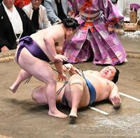 美ノ海㊧が押し倒しで琴勝峰を破る