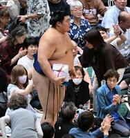 藤ノ川を下し、懸賞金を手に引き揚げる大の里