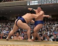 藤ノ川（右）を寄り切りで下した大の里（撮影・持木克友）