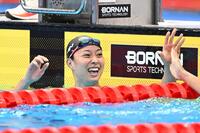 女子１００メートル平泳ぎ決勝を終え、笑顔を見せる２位の鈴木聡美