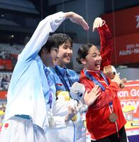 女子４００ｍ個人メドレーの表彰式を終え、仲良くハートポーズをつくる（左から）柯雯曦、于子迪、成田実生（撮影・伊藤笙子）