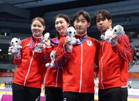 混合４００ｍメドレーリレーの表彰式を終え、メダルを手にする（左から）池本凪沙、池江璃花子、大橋信、竹原秀一（撮影・伊藤笙子）