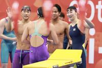 混合４００ｍメドレーリレー決勝で最終泳者を務めた池本凪沙（手前）を迎える（左から）大橋信、竹原秀一、池江璃花子（撮影・伊藤笙子）