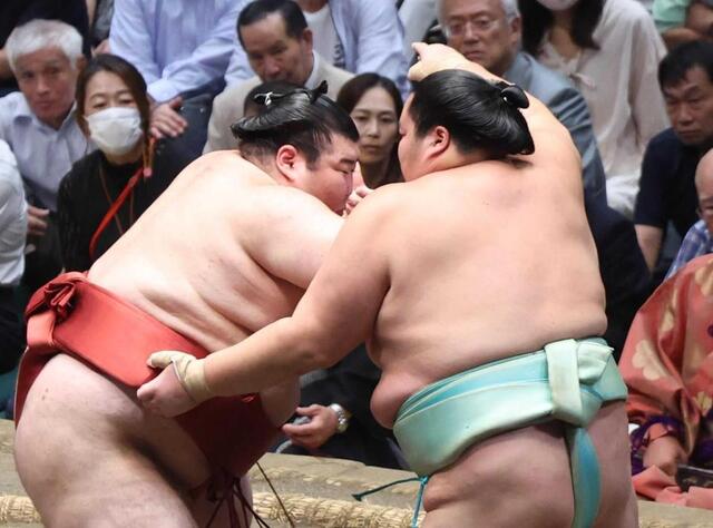 　琴桜（右）を攻める熱海富士（撮影・佐々木彰尚）