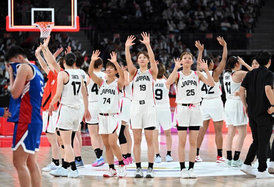 　フィリピンに勝利し、スタンドに手を振る日本の選手たち