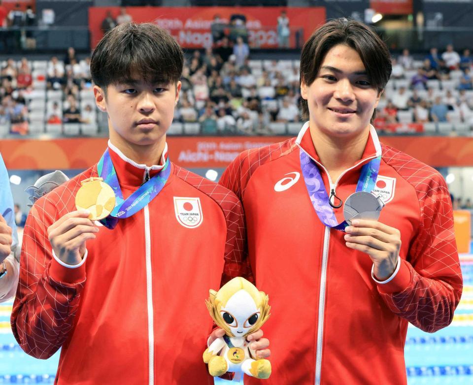 　金メダルを獲得した小島夢貴（左）と銀メダルの松下知之