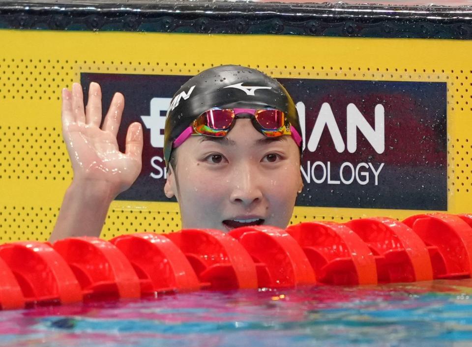 女子１００メートルバタフライ予選を終え、手を振る池江璃花子