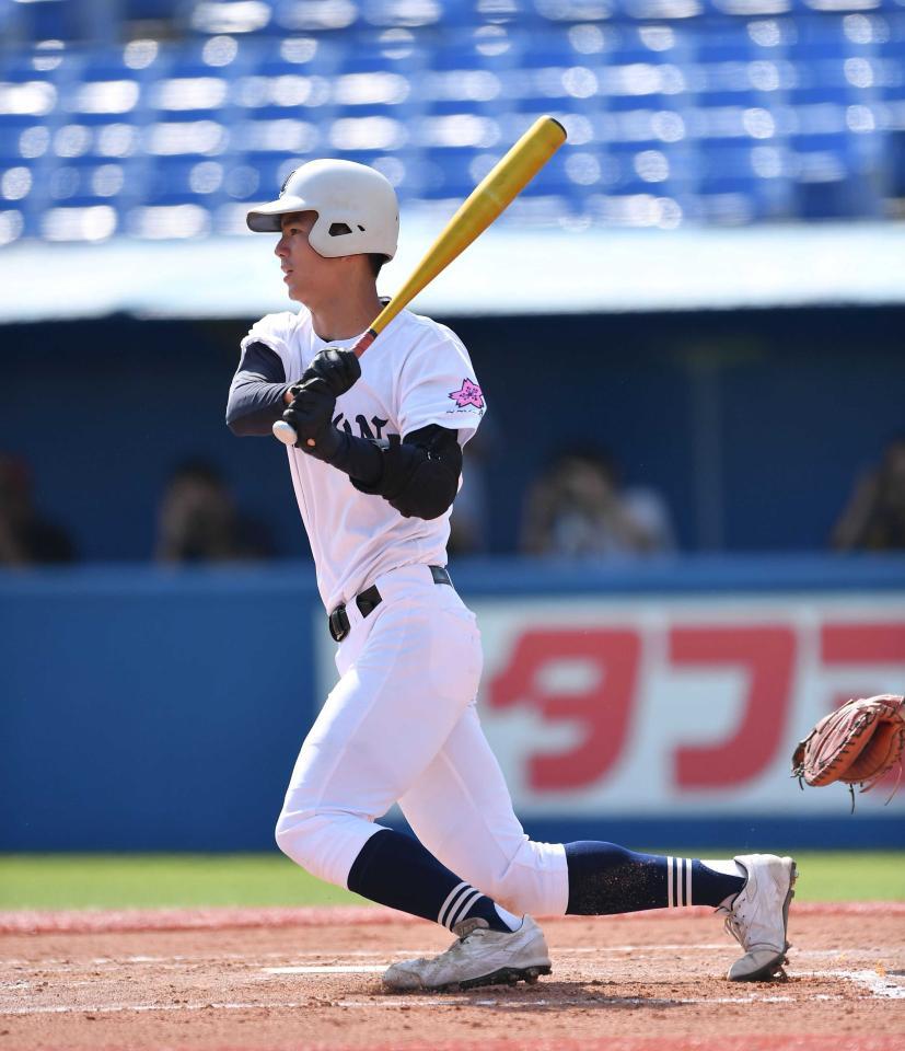 東東京大会の上野学園戦で、左前打を放つ光永翔音＝２０２３年撮影