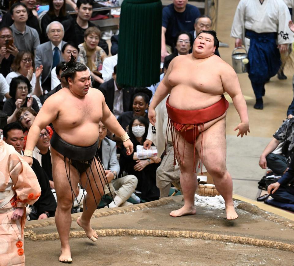 霧島㊧に寄り切りで敗れた熱海富士