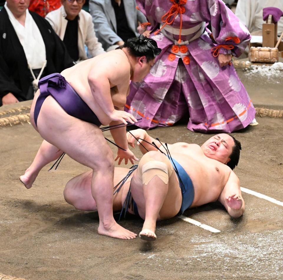 美ノ海㊧が押し倒しで琴勝峰を破る