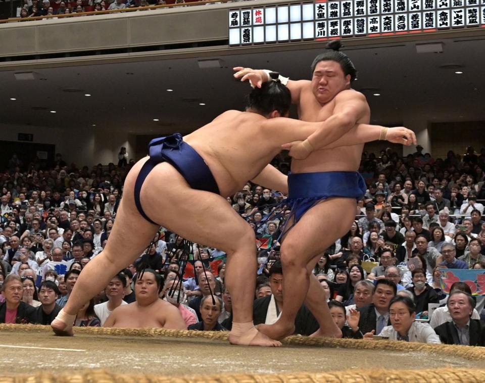 藤ノ川（右）を寄り切りで下した大の里（撮影・持木克友）