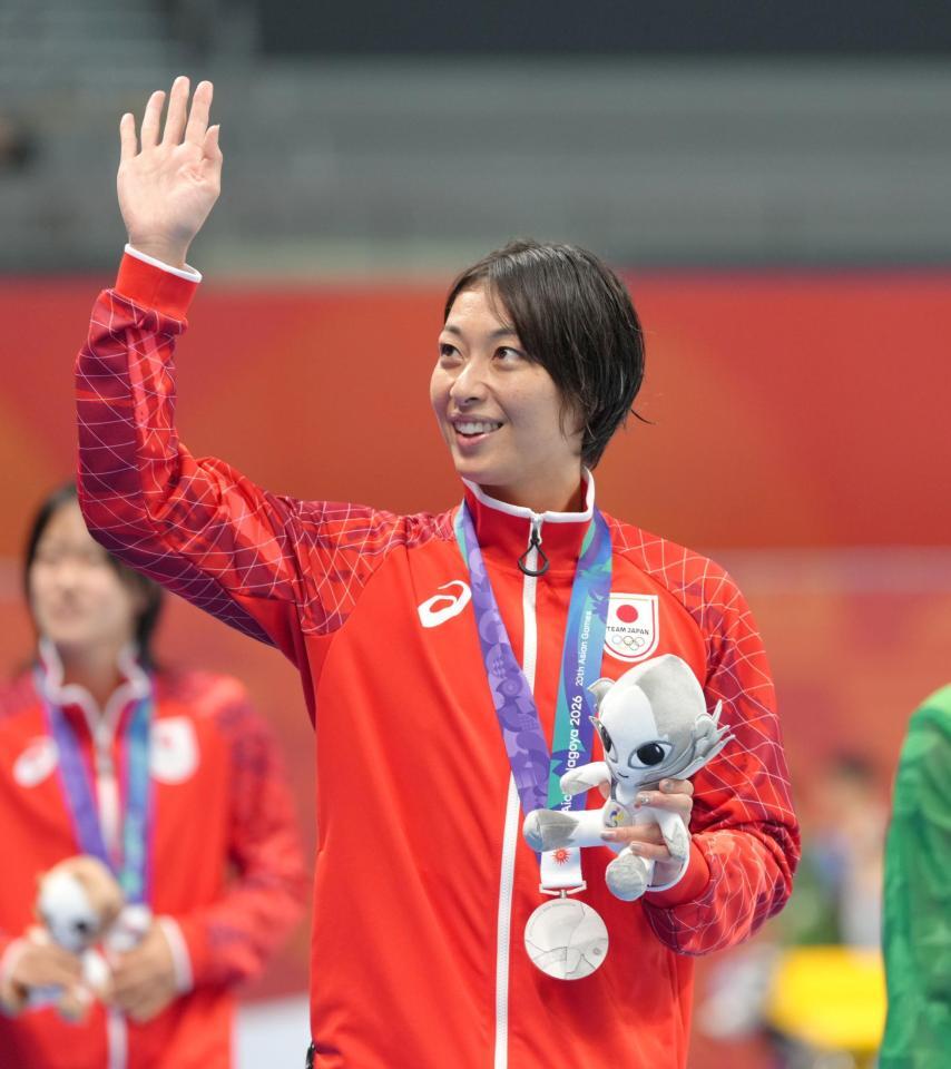 女子１００メートル平泳ぎで銀メダルを獲得した鈴木聡美