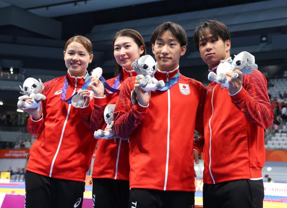 混合４００ｍメドレーリレーの表彰式を終え、メダルを手にする（左から）池本凪沙、池江璃花子、大橋信、竹原秀一（撮影・伊藤笙子）