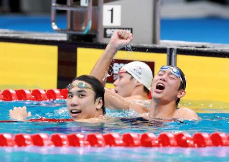 　男子１００メートルバタフライ決勝を制し、ガッツポーズの光永翔音（右）＝撮影・伊藤笙子