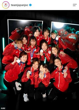 女子バレー日本代表のメダリストショット。ＪＯＣのインスタグラム（ｔｅａｍｊａｐａｎｊｏｃ）より
