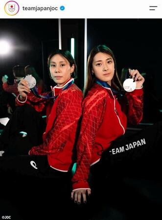女子バレー日本代表のメダリストショット。ＪＯＣのインスタグラム（ｔｅａｍｊａｐａｎｊｏｃ）より