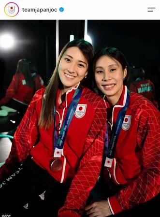 女子バレー日本代表のメダリストショット。ＪＯＣのインスタグラム（ｔｅａｍｊａｐａｎｊｏｃ）より