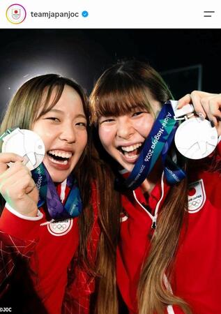 女子バレー日本代表のメダリストショット。ＪＯＣのインスタグラム（ｔｅａｍｊａｐａｎｊｏｃ）より