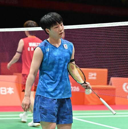 女子団体決勝　中国選手に敗れ引き揚げる山口茜