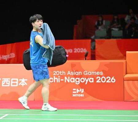 女子団体決勝　中国選手に敗れ引き揚げる山口茜