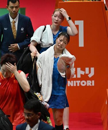 女子団体決勝　中国選手で敗れ、悔しそうに引き揚げる福島由紀（手前）と松本麻佑