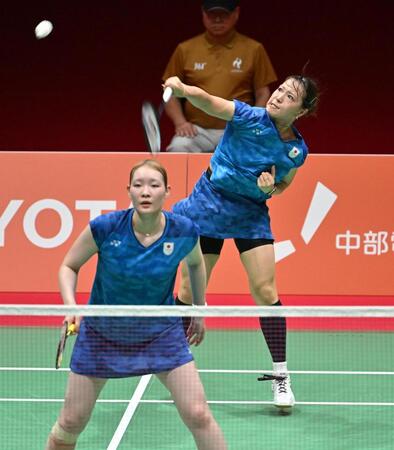 女子団体決勝　中国選手と対戦する福島由紀（奥）と松本麻佑