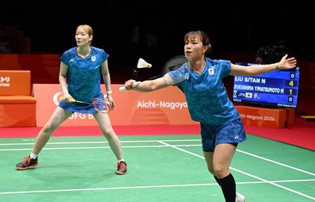 女子団体決勝　中国選手と対戦する福島由紀（右）と松本麻佑