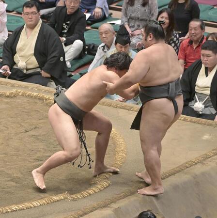 志摩ノ海（右）を寄り切りで破った大森（撮影・持木克友）