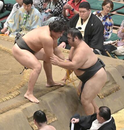 志摩ノ海（右）を寄り切りで破った大森（撮影・持木克友）