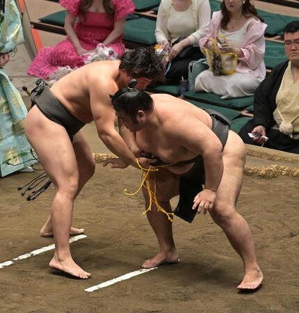 志摩ノ海（右）を攻める大森（撮影・持木克友）
