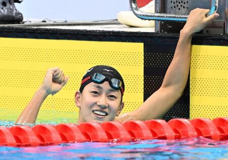女子２００メートル平泳ぎで金メダルを獲得し、ガッツポーズする加藤心冨