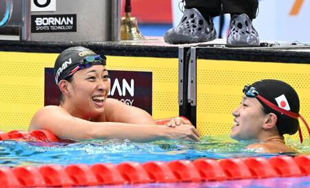 女子２００メートル平泳ぎ決勝で４位となり、加藤心冨（右）と握手する鈴木聡美