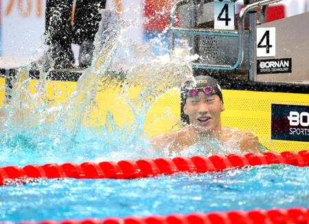 男子２００メートル平泳ぎを世界新記録で制し、喜ぶ大橋信